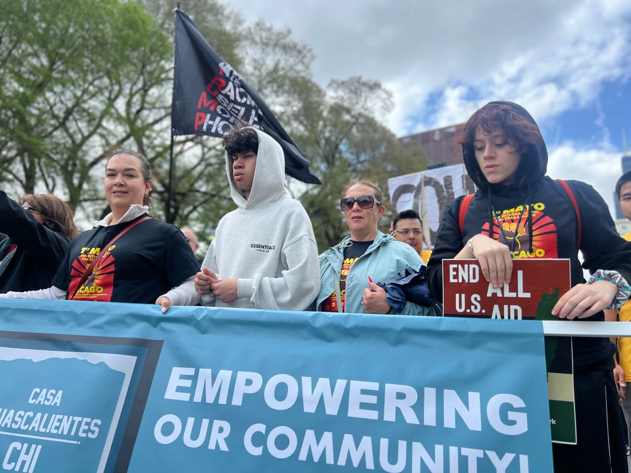 Carteles hechos a mano expresan demandas por salarios dignos, derechos laborales y reforma migratoria.