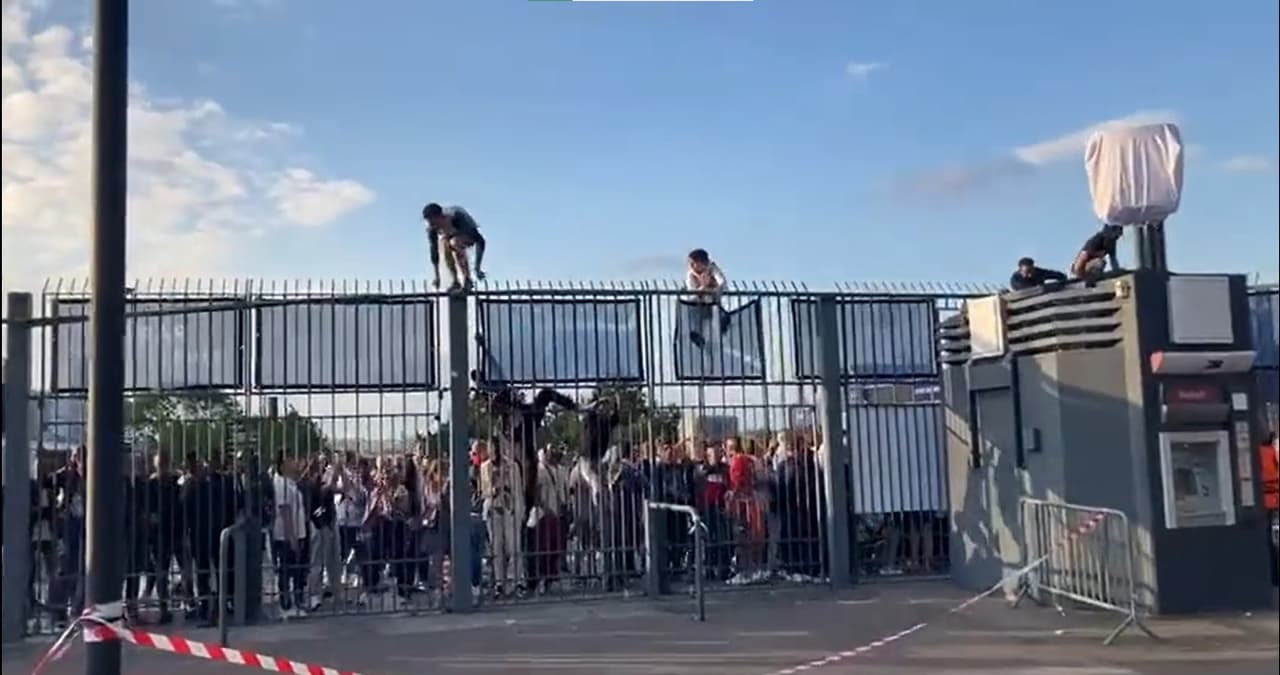Fans se saltan accesos para ingresar al Stade de France.