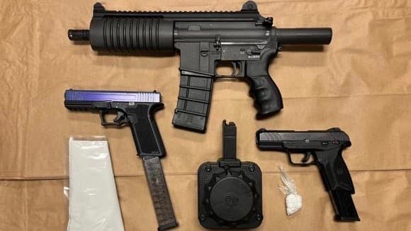 Sospechoso buscado por la policía es capturado con drogas y armas ilegales