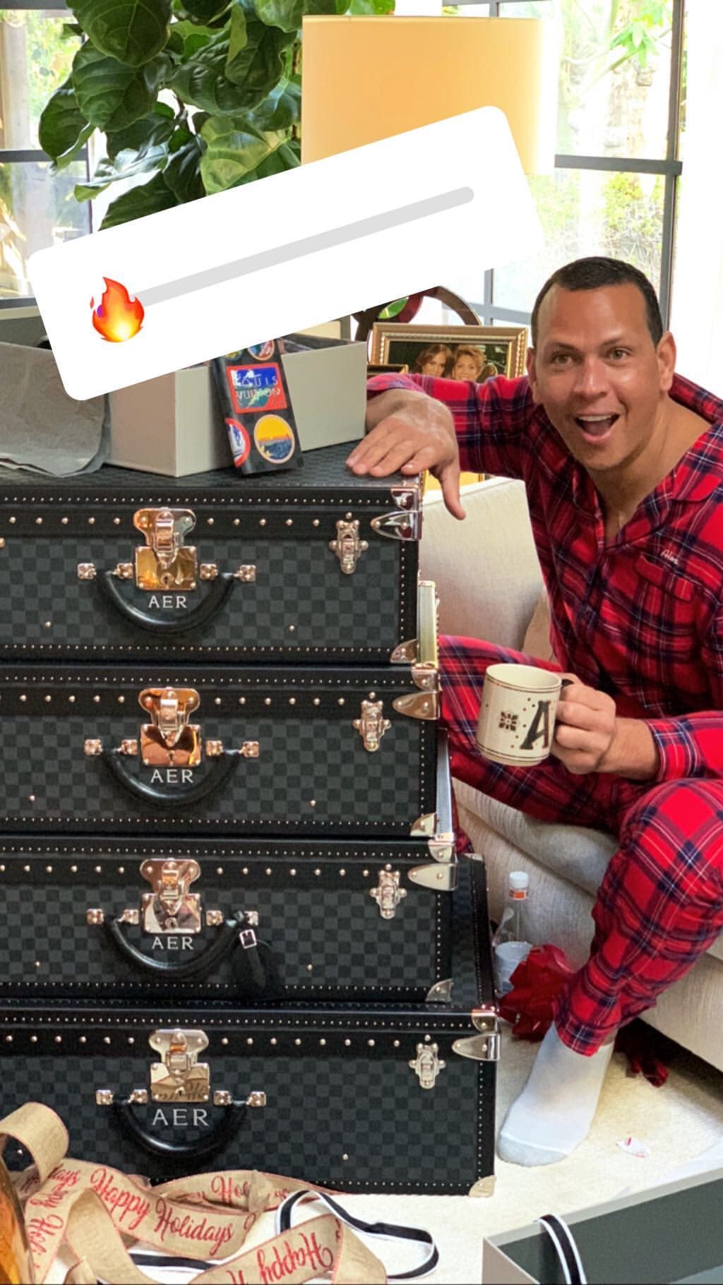 Por su parte, el expelotero recibió un juego de costosas maletas.