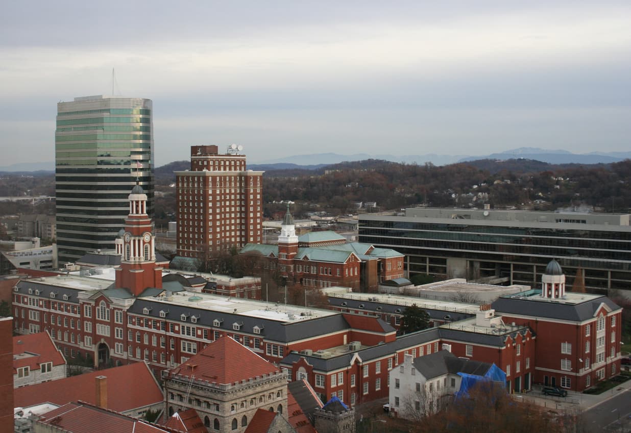 <h3 class="cms-H3-H3">9.- Tennesse</h3>
<br>
<b>Salario Digno Anual: </b>$55,862
<br>
<br>La brecha entre el ingreso medio de $54,833 y el salario digno es de $1,029. Pero los costos de vivienda y cualquier otra categoría considerada en la encuesta son más bajos que el promedio nacional en Tennessee.
<br>