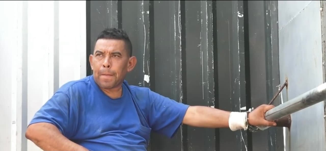 Hugo Ernesto Osorio Chávez, un exagente de la Policía Nacional de
<a href="https://www.univision.com/temas/el-salvador">El Salvador</a>, contactaba a diversas mujeres a través de redes sociales a las que les ofrecía trabajo para después
<b>secuestrarlas, abusar sexualmente de ellas, asesinarlas y enterrarlas en su casa</b> en Chalchuapa, en el occidente de El Salvador.
<br>