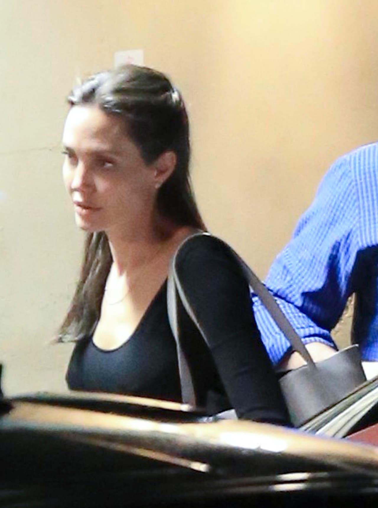 Los seis chicos permanecen en custodia de la madre, y las visitas de Pitt están controladas a la presencia de un terapeuta.