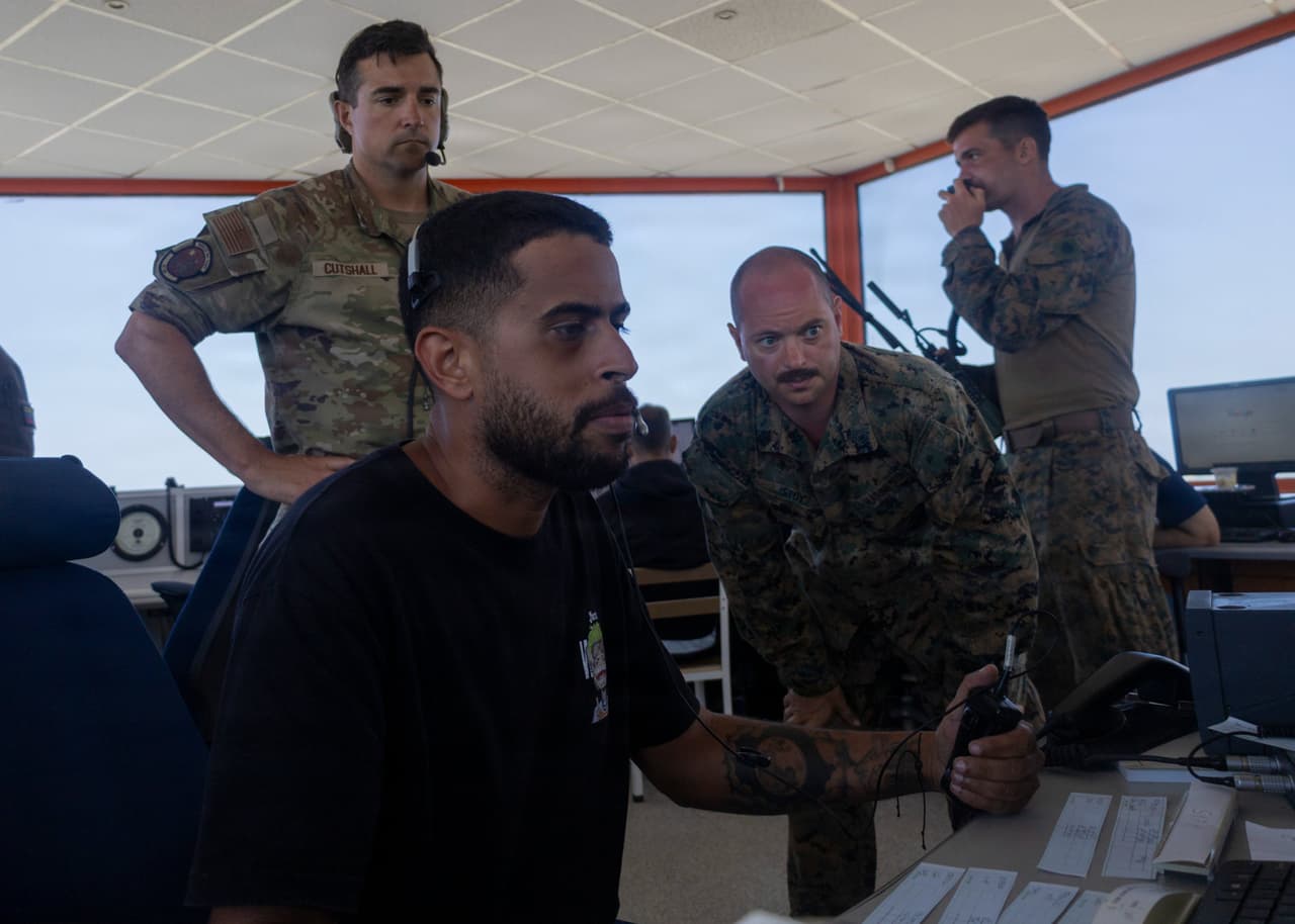 Marines de EE.UU. con la Fuerza de Combate Litoral-24 y aviadores de EE.UU. con el Elemento de Respuesta de Contingencia trabajan con controladores de tráfico aéreo venezolanos en el Aeropuerto Internacional Simón Bolívar, Venezuela,