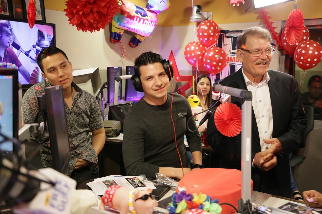 Sin olvidar a 
<b>Esaul</b>, 
<b>Vincen</b> y 
<b>Don René Camacho</b>.