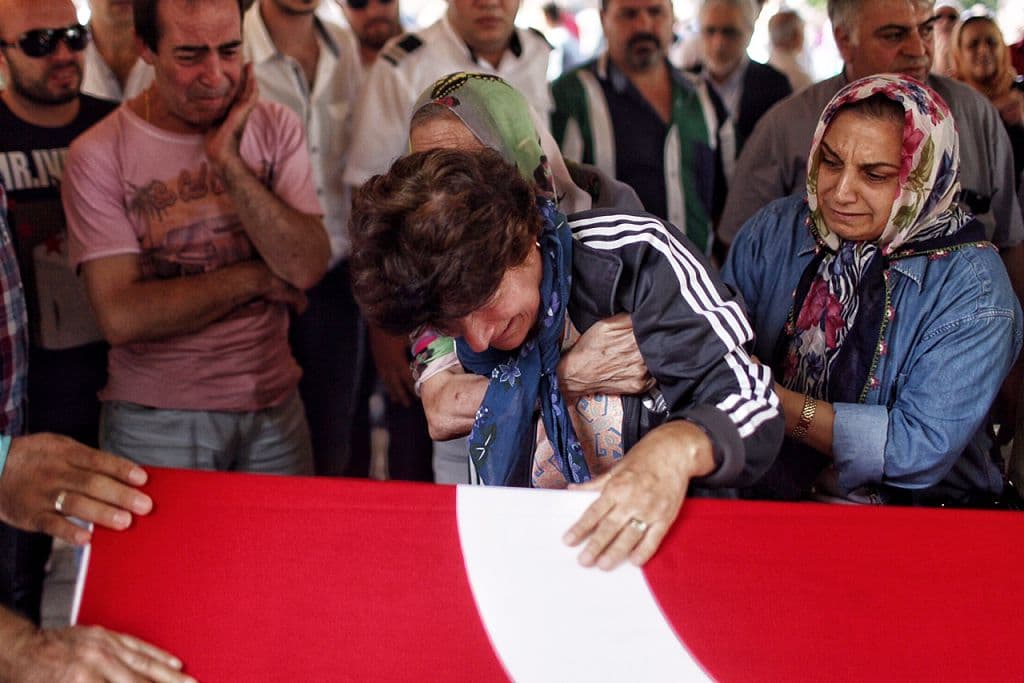 Familiares de un oficial que falleció en el ataque en el aeropuerto de Estambul el 28 de junio de 2016.