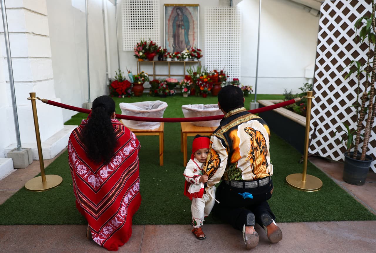El coronavirus no cambió el fervor de los angelinos por la Virgen de Guadalupe.
<br>Así se celebró la fiesta de Nuestra Señora de Guadalupe en la histórica Iglesia Nuestra Señora Reina de los Ángeles en La Placita Olvera en medio de la crisis de pandemia en Los Ángeles.