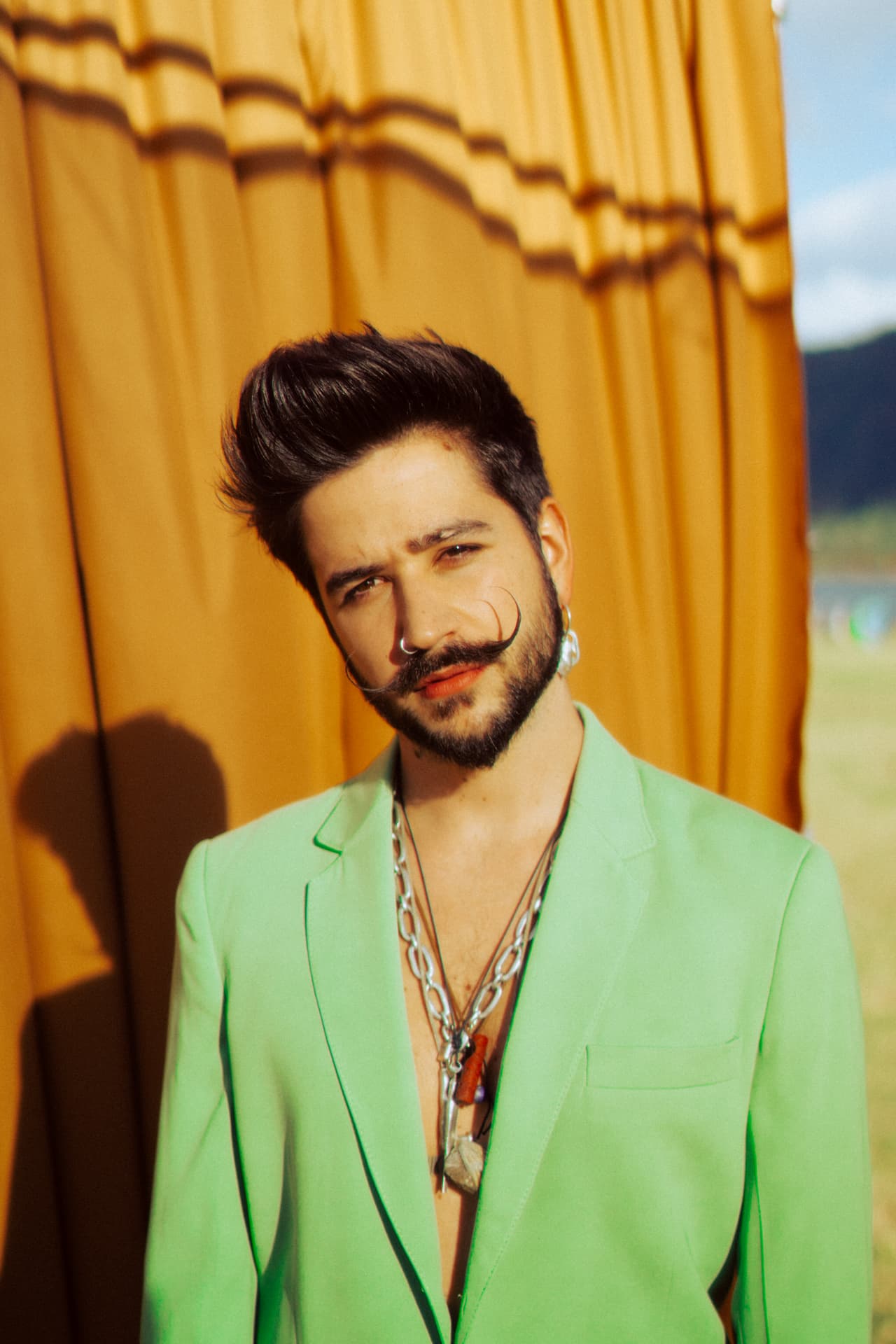 Con el tema 'Tuyo y Mío', el artista colombiano 
<b>Camilo</b> explora el género regional mexicano en colaboración con 
<b>Los Dos Carnales</b>.