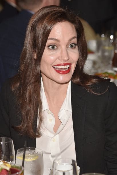 Angelina muy entretenida en la velada