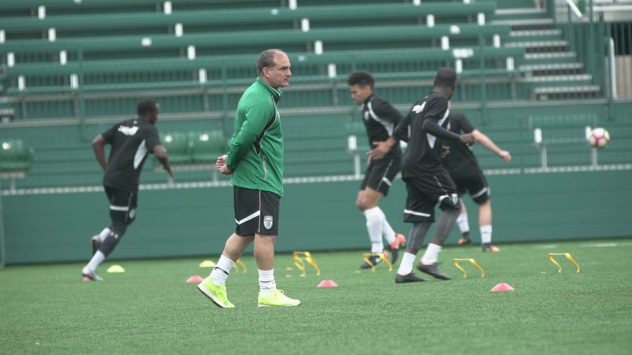 Un día más en la oficina. Es en pantaloneta como Mark se siente más cómodo. El fútbol siempre ha sido lo suyo.