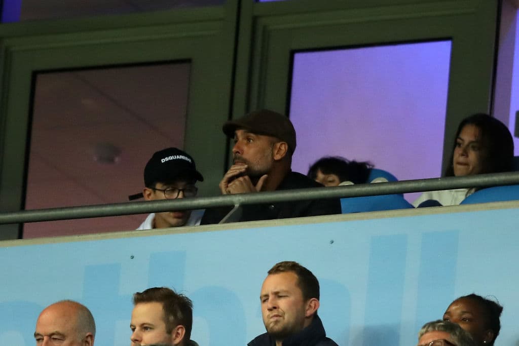 De un rostro relajado a uno de zozobra le cambió la cara a Josep Guardiola, en las gradas purgando una sanción que le impuso la UEFA desde la pasada edición de la Champions League.