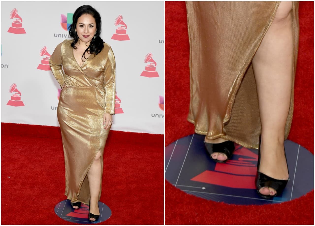 Carla Morrison también fue parte de la ceremonia, y ella apostó por los básicos: dorado y negro.