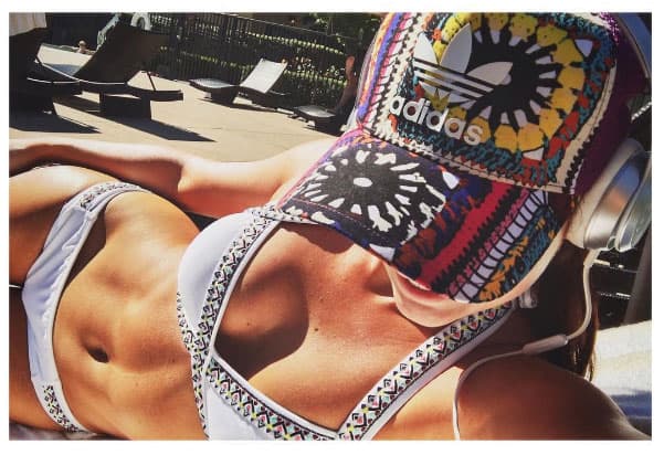 Irina Baeva impactó con su bikinazo