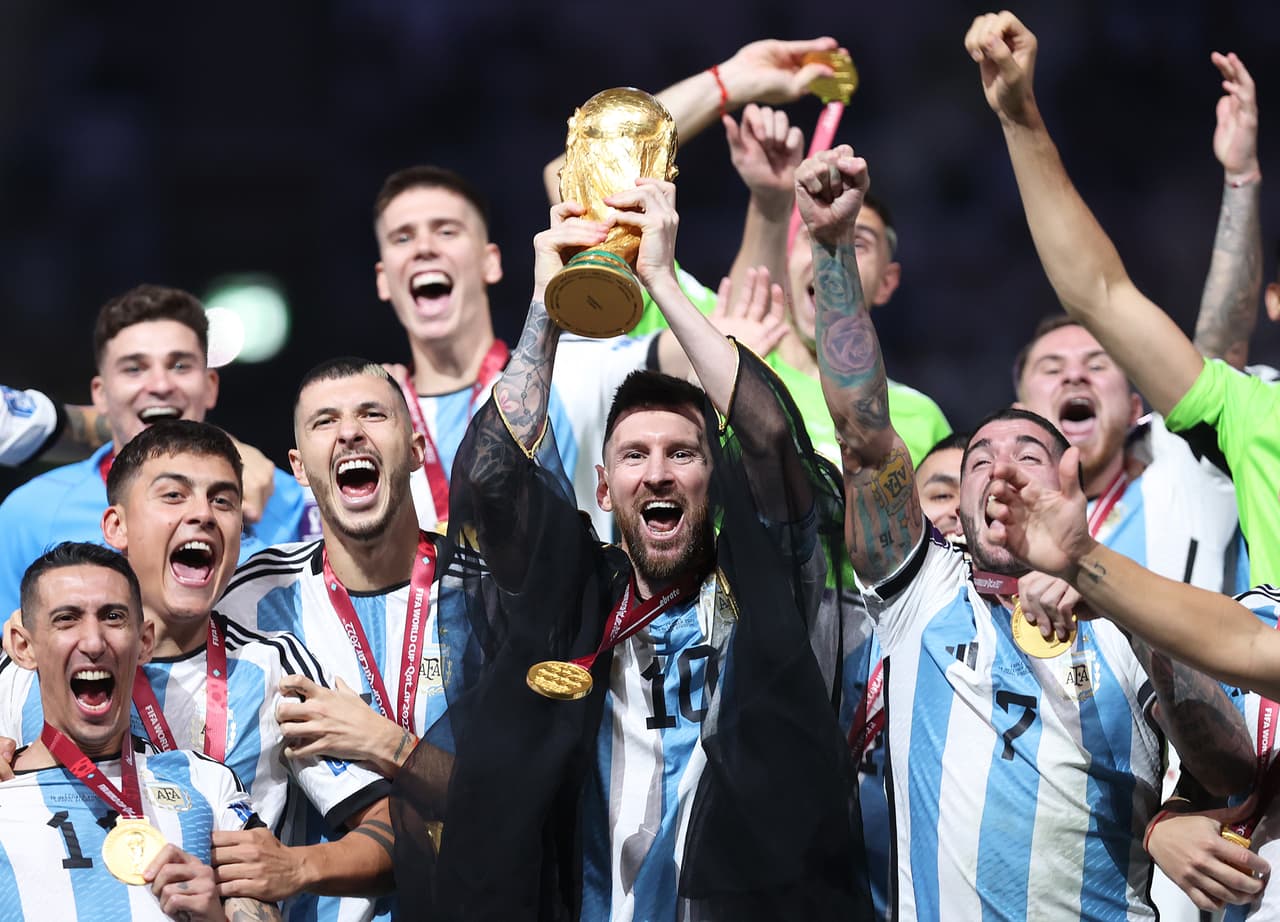 ¿Qué es la capa que Messi usó al alzar la Copa del Mundo?