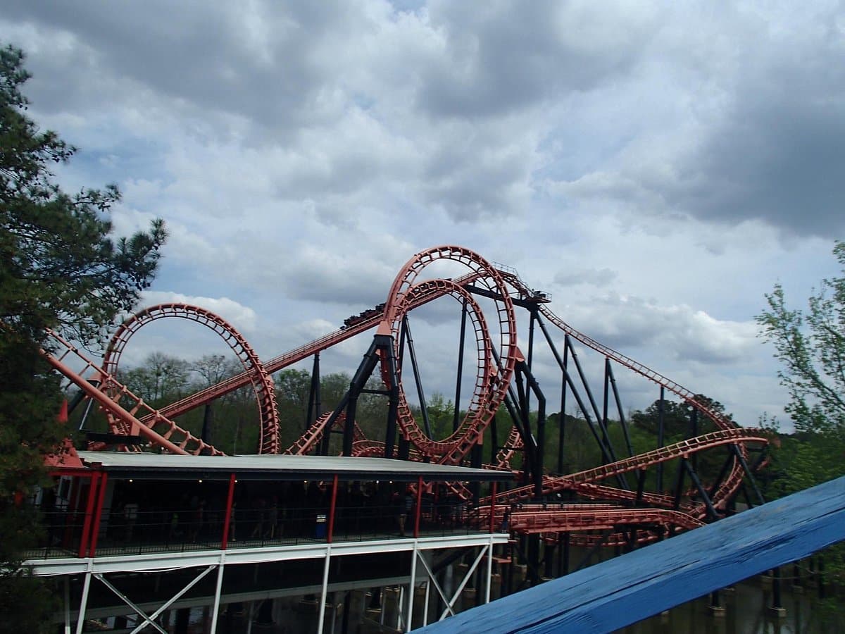 <b><a href="https://www.sixflags.com/overgeorgia">Six Flags Over Georgia</a>.</b> Justo en las afueras de Atlanta, este popular Six Flags está lleno de atracciones, espectáculos y muchas diversiones para todas las edades.
<br>
<br>
<b><a href="https://g.page/six-flags-over-georgia-atlanta?share">Cómo llegar</a></b>