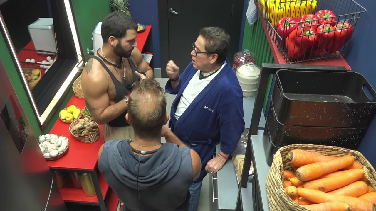 Mario no permite que Adrián quiera subir a Laysha y El Malito a la placa