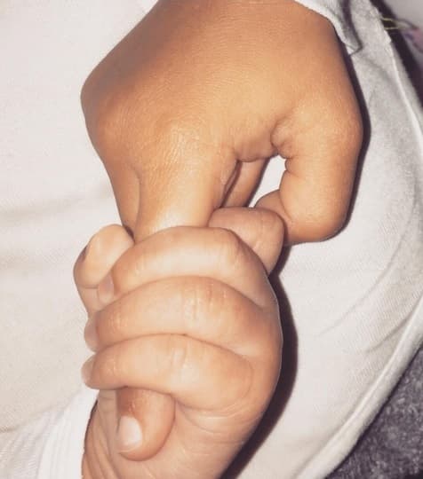 ¡Qué ternura! Esta es la manita del bebé de Kim, agarrando un dedo de su mami. La socialité publicó también este mensaje: "Ella dijo, "él es mi mejor amigo""...