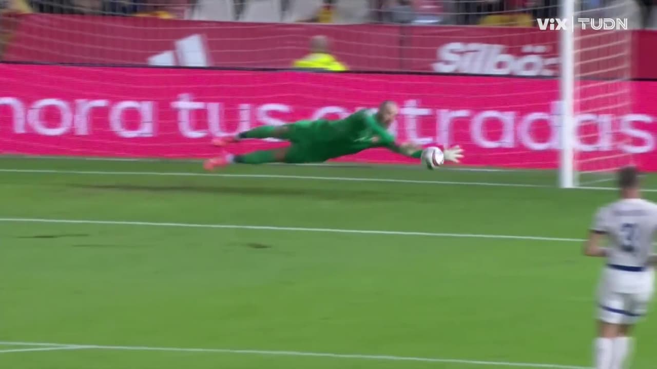 ¡Atajadón de Rajković! El arquero demuestra calidad con una gran reacción