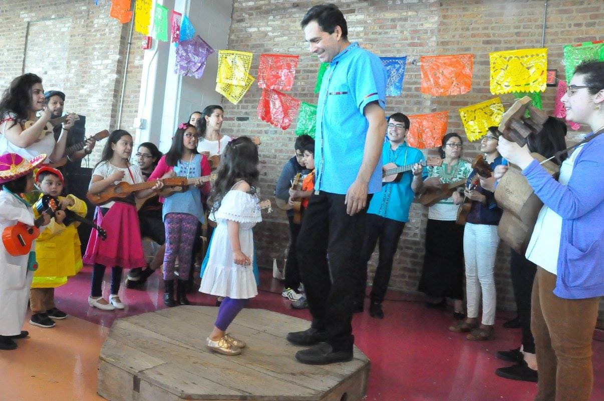 ‘Son Chiquitos’ inculca el amor a la música entre los niños de Pilsen