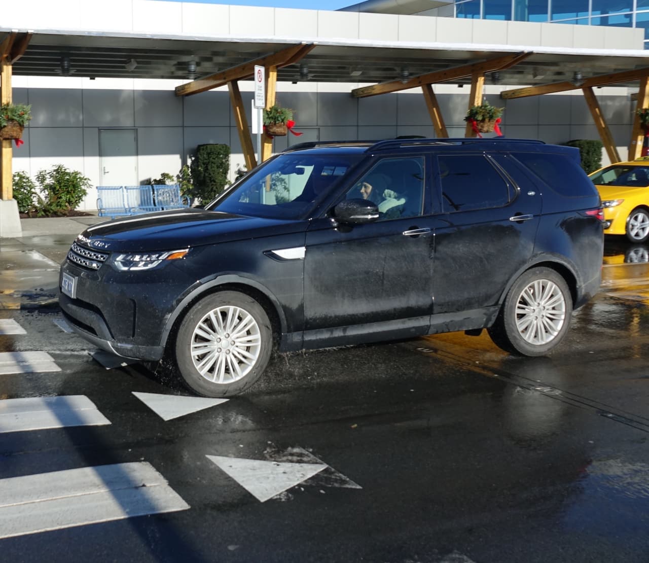 <b>Meghan Markle</b> ha tenido unos días para saborear aún más 
<b><a href="https://www.univision.com/famosos/el-principe-harry-y-meghan-markle-pagan-caro-por-su-retiro-la-reina-isabel-ii-les-quita-mucho-mas-que-sus-titulos-fotos">los beneficios de esa independencia de la monarquía británica</a></b> que a principios de mes solicitó junto a su esposo, 
<b>el príncipe Harry de Inglaterra</b>. Así se aprecia en estas fotos publicadas este lunes, 20 de enero, pero tomadas el pasado jueves 16.