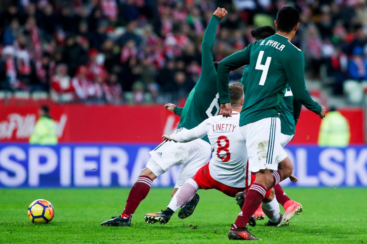 Hugo Ayala es un defensa siempre confiable. Subió cuando pudo y realizó con corrección su labor defensiva - 7