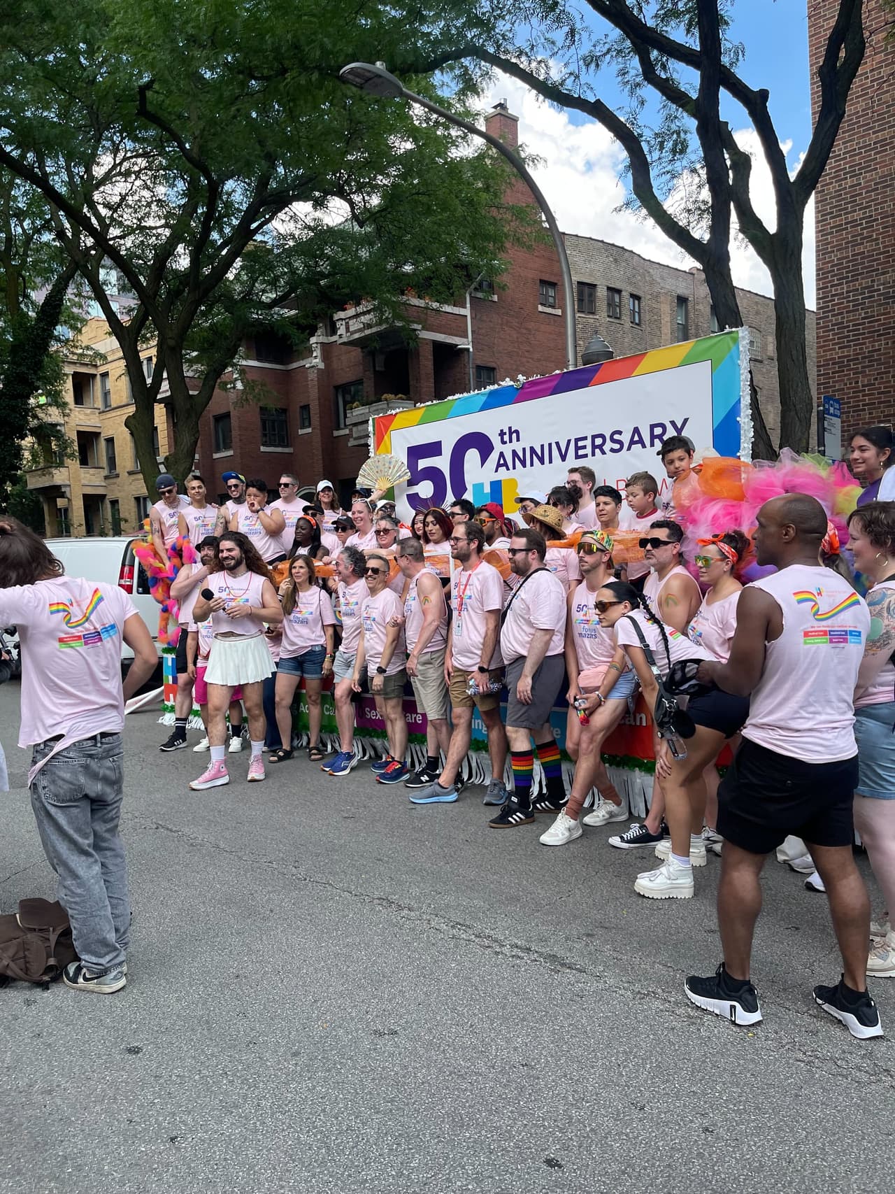 <b><a href="https://www.univision.com/local/chicago-wgbo/jb-pritzker-el-gobernador-que-aspira-a-hacer-historia-en-illinois-antes-que-presidir-eeuu-fotos" target="_blank">El gobernador JB Pritzker</a></b> marchó junto a la comunidad, afirmando que defender los derechos LGBTQ+ es una prioridad, especialmente ante amenazas del gobierno federal.