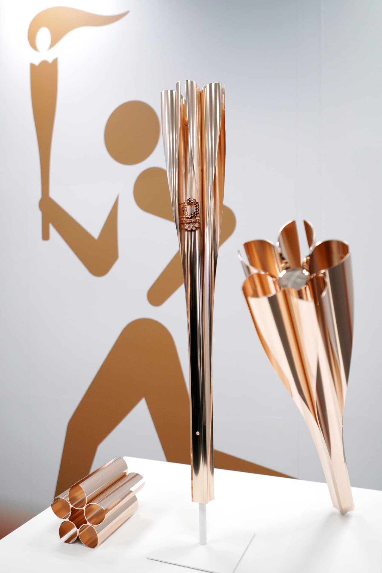 La antorcha de Tokio 2020 fue presentada en una ceremonia en Japón, un año antes de la llegada de la llama olímpica al país. Los relevos comenzaran el 26 de marzo para recorrer la nación durante 121 días hasta el 24 de julio de 2020.