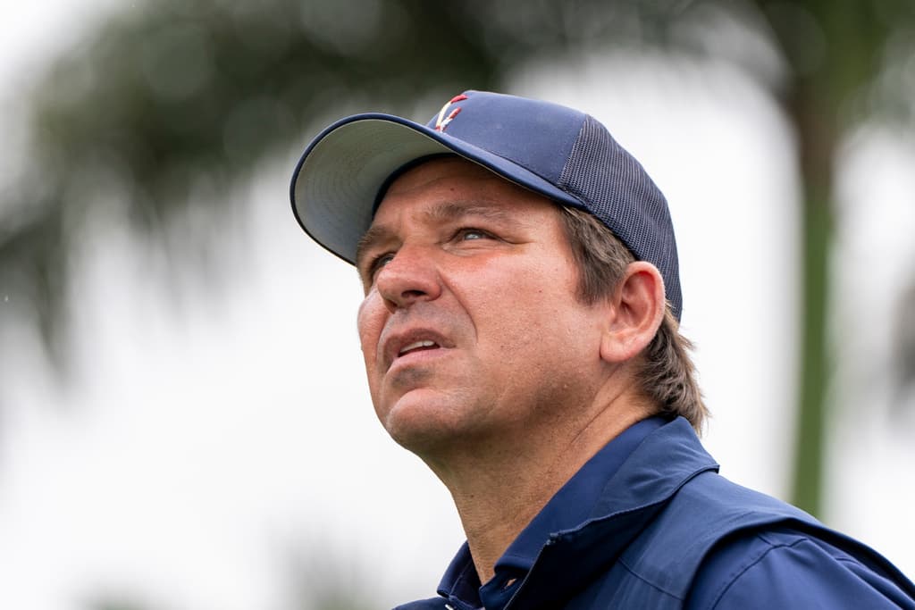 Ron DeSantis observando el lugar donde cayó su pelota en el Trump National Doral.