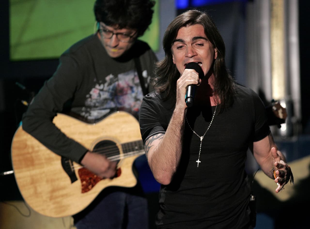 <h2><b>2005, JUANES.-</b></h2>
<b> </b>El colombiano Juanes tuvo un año increíble en el 2005, ya que se llevó los tres Latin GRAMMY más importantes: Mejor canción de Rock, Best Rock Solo Vocal Album y Best Music Video