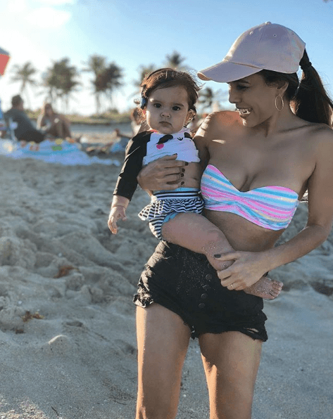 Vela es otra de las mamás locutoras de Uforia. Ella hace parte de 'El Desayuno' y todas las mañanas acompaña a los latinos de camino al trabajo.