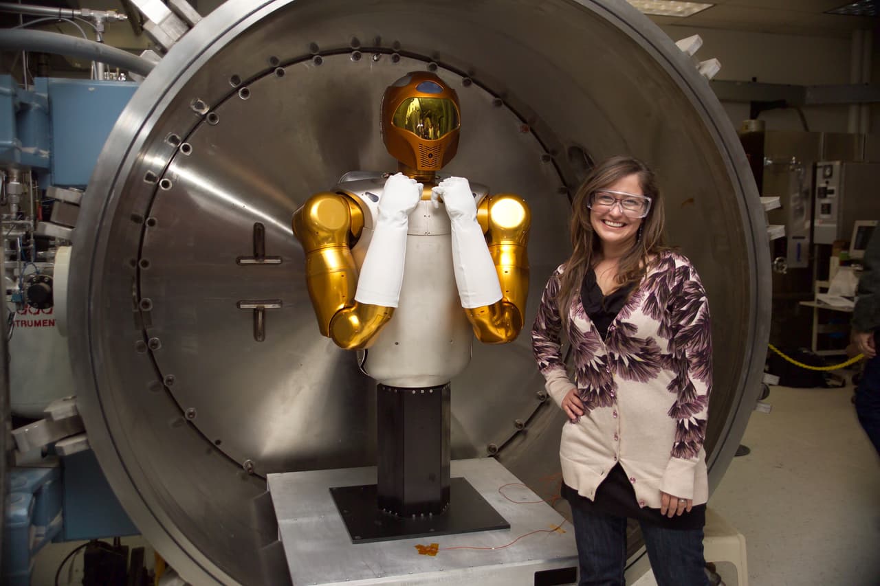 "En mi departamento trabajamos con materiales que se usan en la Estación Espacial y también en los sistemas de propulsión", explicó Susana Tapia.
<br>