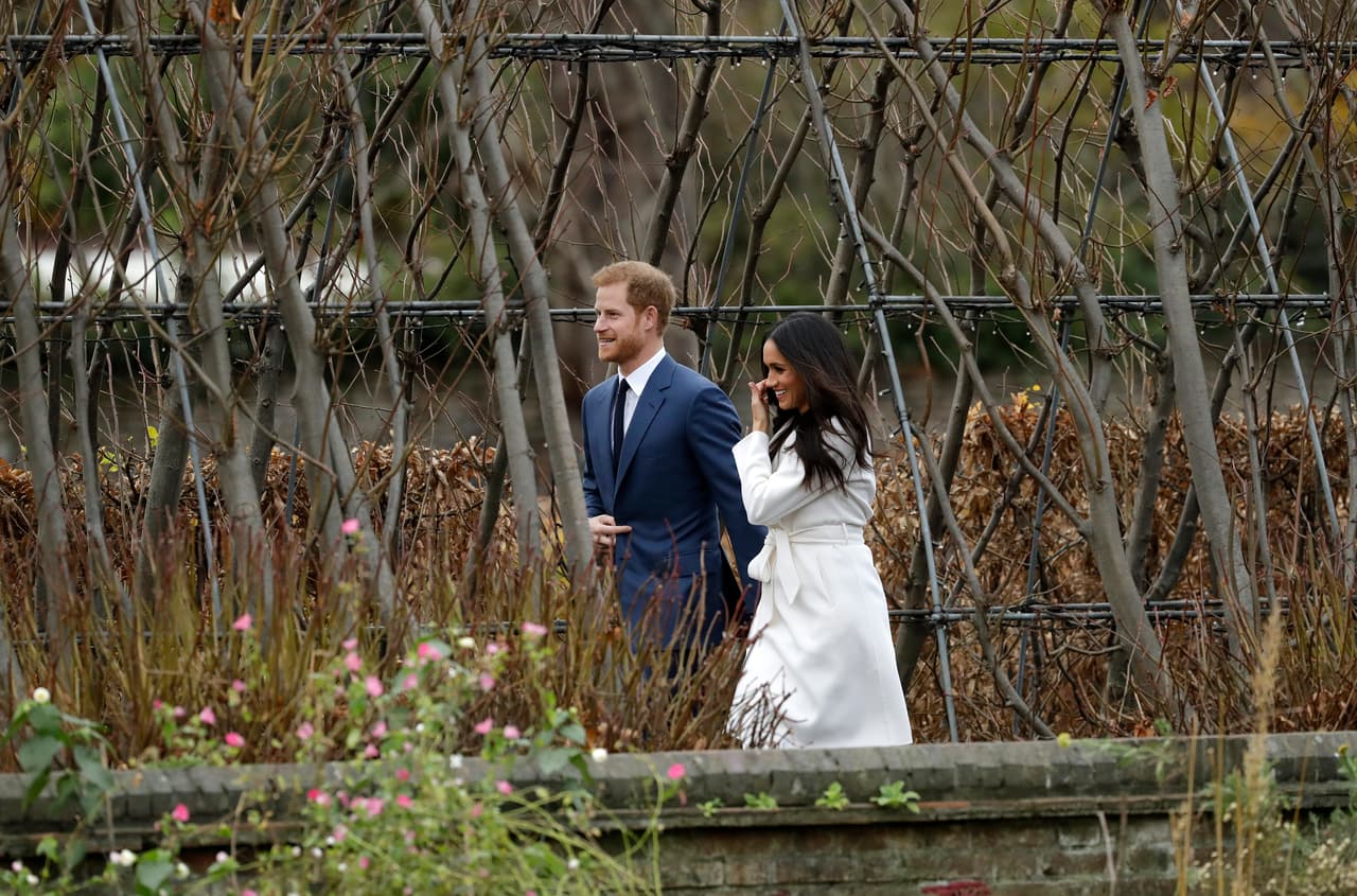 El príncipe Harry y Meghan posaron para las cámaras a las afueras del palacio Kensington en el Sunken Garden, renombrado como ‘The White Garden’, donde a comienzos de 2017 se plantaron 12,000 flores en memoria de la princesa Diana.