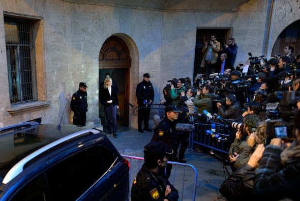 La infanta Cristina explicó durante seis horas y media de declaración judicial por el caso Nóos que se desentendió de la gestión de Aizoon, la empresa que creó al 50 % con Iñaki Urdangarin, porque confiaba plenamente en su marido, informaron fuentes jurídicas. La infanta se desligó de la administración de la sociedad familiar y aseguró que no participó en ninguna actividad del Instituto Nóos, la entidad a través de la cual Urdangarin presuntamente malversó fondos públicos. Durante el detallado interrogatorio de Castro, el primer juez que ha imputado a un miembro de la Familia Real española, la infanta admitió que hizo gastos personales con la tarjeta de crédito de Aizoon, porque entendía que no era ilegal y ha detallado que dispone de tres o cuatro tarjetas de esa clase, negando que ella o su marido tengan ninguna cuenta en paraísos fiscales y que el motivo de su presencia en la empresa que compartía con su marido fuese actuar de escudo ante Hacienda, algo que hubiera rechazado por principios. También aseguró que cuando el asesor del Rey José Manuel Romero le pidió en 2006 a Urdangarin que abandonara el Instituto Nóos, ella entendió que se trataba de evitar la mala imagen que podía acarrear que la entidad se viera envuelta en polémicas políticas, pero no pensó que su marido hiciera nada ilícito. Ella dijo que los 1,2 millones de euros que recibió de su padre para la compra de la casa del matrimonio en la ciudad de Barcelona son un préstamo que está devolviendo poco a poco.