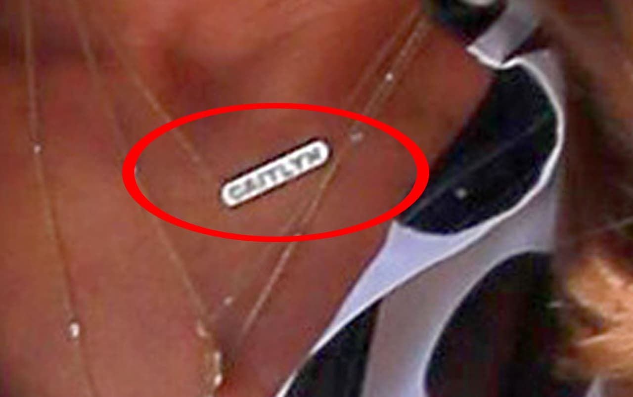 Mira el adorable dije que tiene Caitlyn.