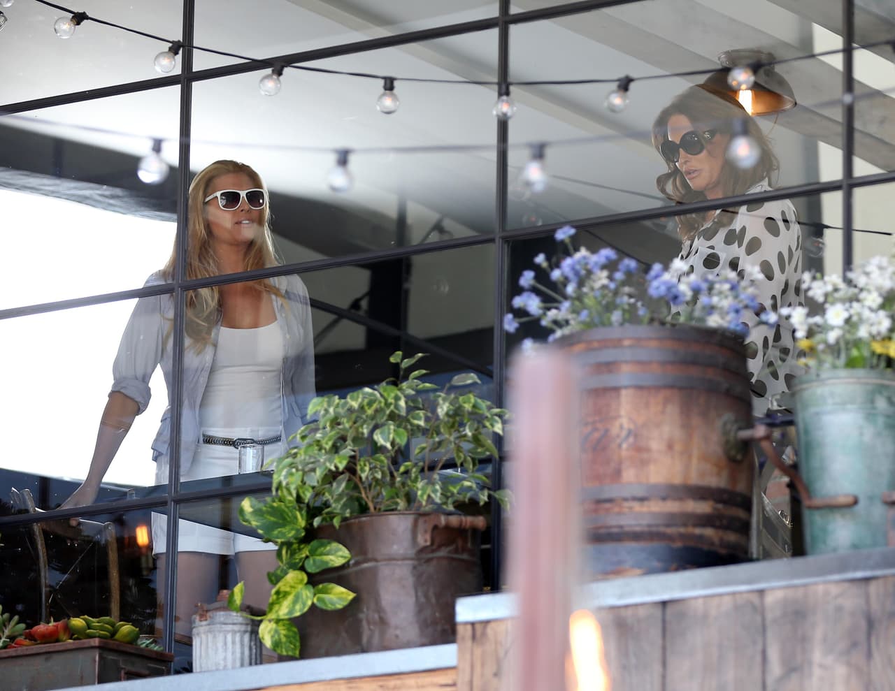 Una vez ahí, se sentaron junto a la ventana.