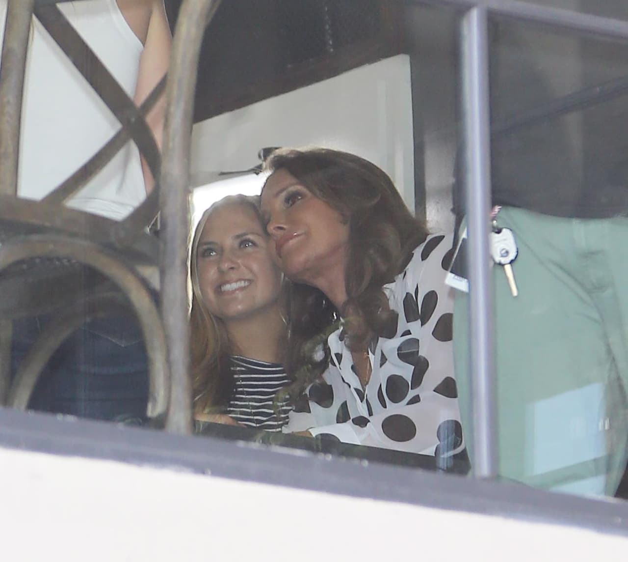 Caitlyn se sacó una foto con una chica dentro del restaurante.