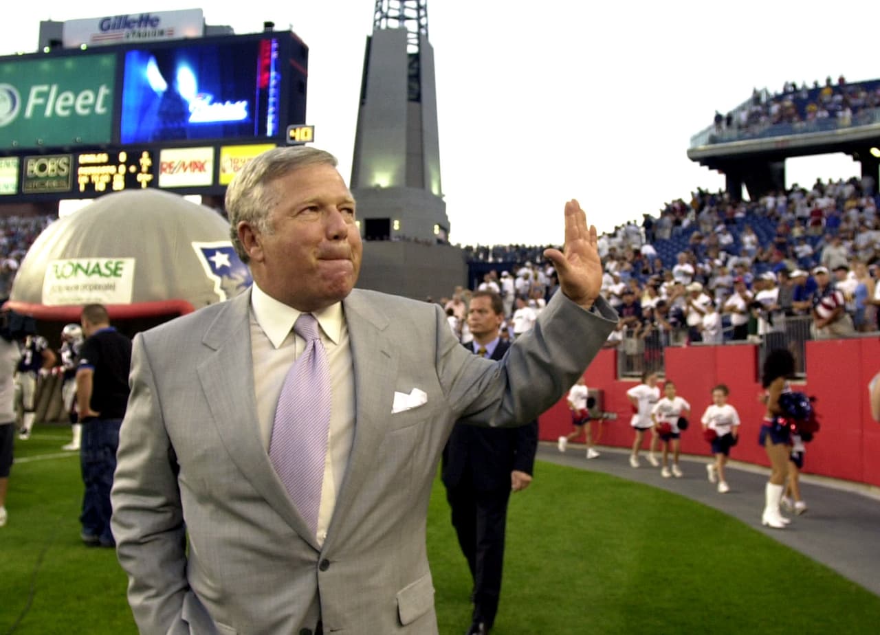 <b>Movimiento clave</b>
<br>En 1992, Kiam, dueño de los Patriots, pretendía trasladar al equipo a otra ciudad, el plan estaba con la mira puesta en St. Louis; sin embargo, como Kraft era dueño de las inmediaciones y del estadio, las negociaciones lo involucraban directamente.