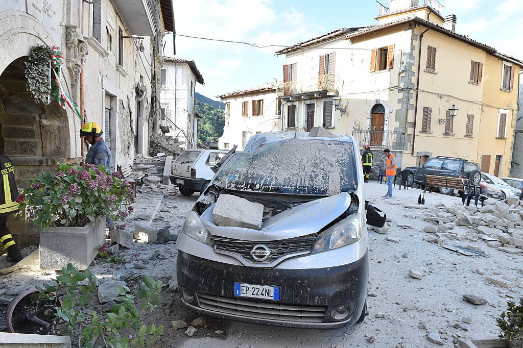 <b>Puesto 8.-</b> No es una casualidad que
<b> Italia</b> se encuentre en el lugar número 8 de la lista. La mayoría de los terremotos que ocurren en el país se registran en la zona sur donde las placas eurasiáticas y africanas chocan. Es ahí donde se localizan los volcanes de mayor actividad como el Etna, Stromboli y el Vesubio.
<a href="https://www.univision.com/noticias/terremotos/al-menos-38-muertos-causa-el-terremoto-que-estremecio-el-centro-de-italia-y-se-sintio-en-roma">Al menos 250 muertos dejó un terremoto de magnitud 6.2</a> en las escala de Richter en agosto de 2016 que estremeció la península.
<br>