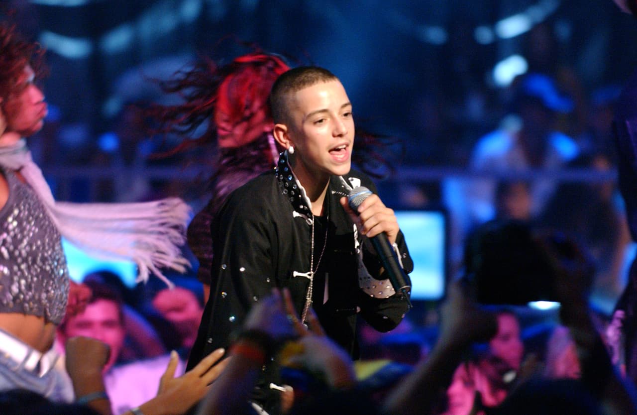 Dos temas de Juan Gabriel se colocaron en esta categoría: 'No tengo dinero' y 'Amor eterno'; la primera en su versión especial por Kumbia Kings y El Gran Silencio y la segunda en compañía de Rocío Dúrcal. Otras canciones que hasta la fecha siguen siendo de las más solicitadas en fiestas son 'Livin' la Vida Loca' de Ricky Martin, 'Obsesión' de Aventura y 'Suavemente' de Elvis Crespo.