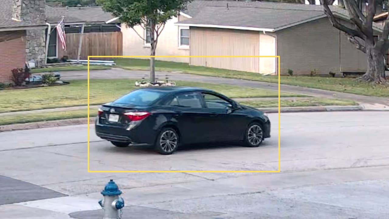 En el mismo video de seguridad, se observa al auto sospechoso pasar varias veces por la misma calle donde caminaba la joven.