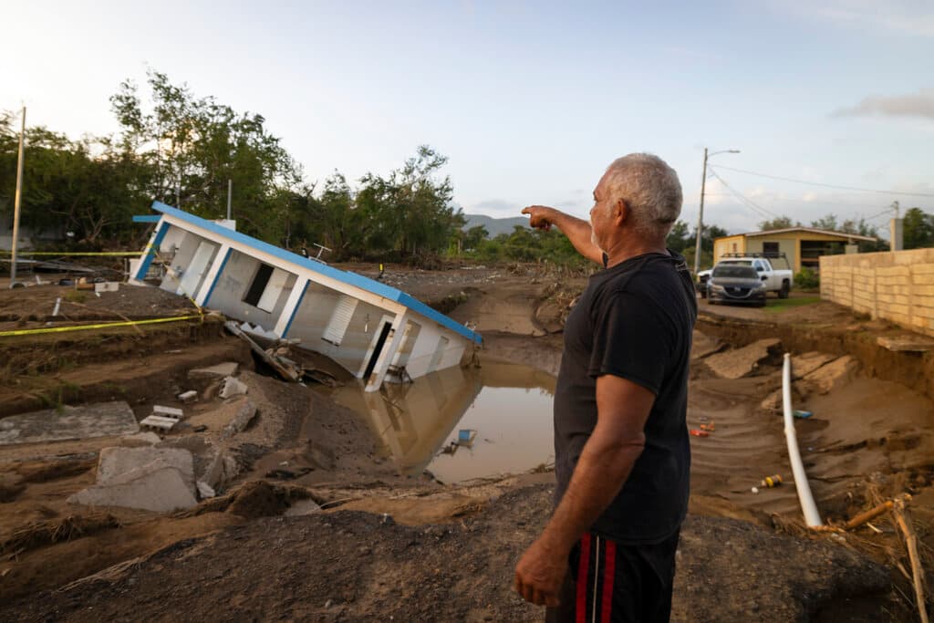 Este hombre señala su casa destruida en Villa Esperanza, Salinas, Puerto Rico, tras el paso de Fiona. Este sábado las autoridades confirmaron 
<b>al menos 16 muertos en la isla relacionados con el huracán</b>.