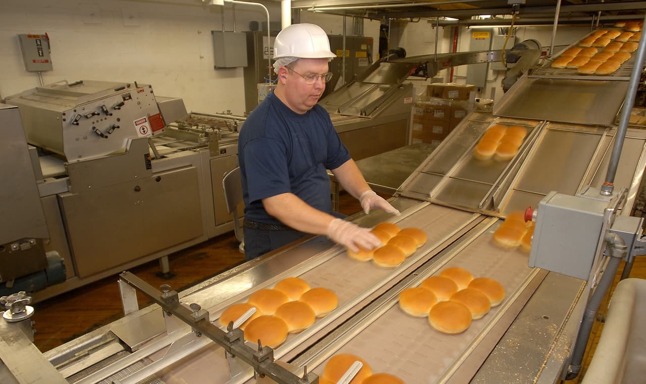 Retiran pan para hamburguesas y perros calientes vendidos en Aldi, Walmart y otras tiendas de comestibles por riesgo de asfixia