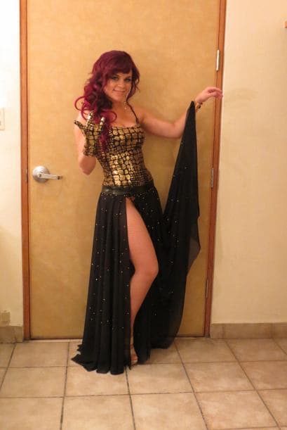 Y la noche del domingo, así completó su "outfit".