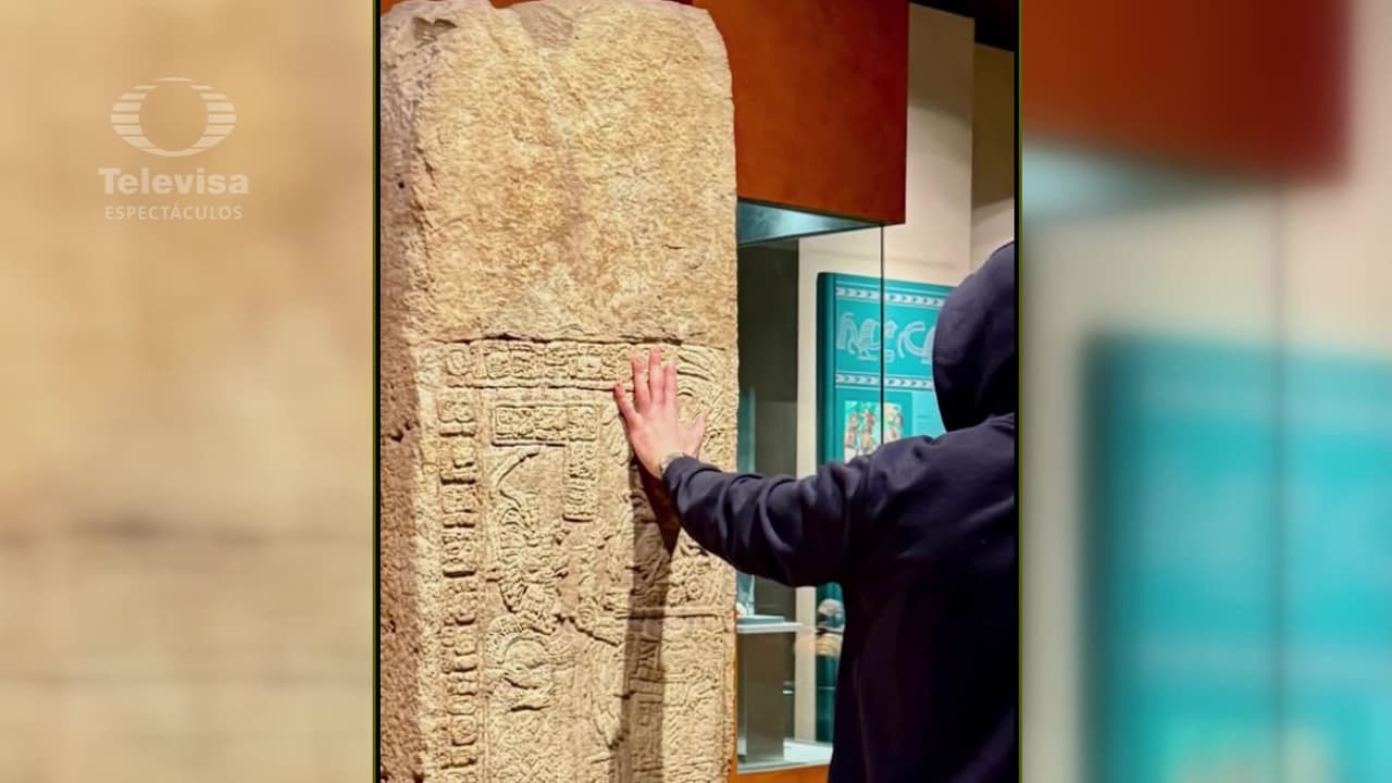 Bad Bunny recibe regaño del INAH por tocar vestigio prehispánico en México