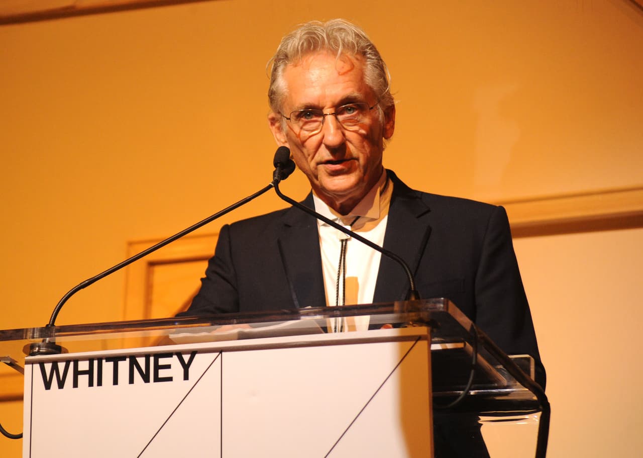 <b>Ed Ruscha</b>
<br>Ha sido llamado uno de los
<b>artistas más importantes del mundo</b>, gracias a sus libros de fotografía, dibujo, pintura y más, asociados al movimiento Pop principalmente. Ha recibido varios doctorados honorarios, el Premio Nacional de las Artes a la Excelencia Artística, la Medalla J. Paul Getty y fue incluido en la lista de las 100 personas más influyentes del mundo de TIME en 2013.