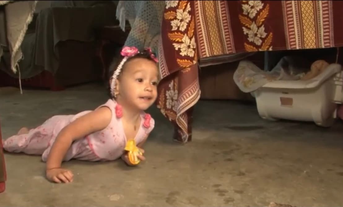 Gracias a esa empatía, Bélgica se puso en contacto con Yary, la cual ha hecho un esfuerzo descomunal desde sus condiciones precarias para ir con diversos doctores en la capital hondureña,
<b> sin que alguno de ellos le pueda dar una respuesta clara</b> sobre si el padecimiento de Sarita puede revertirse.
<br>