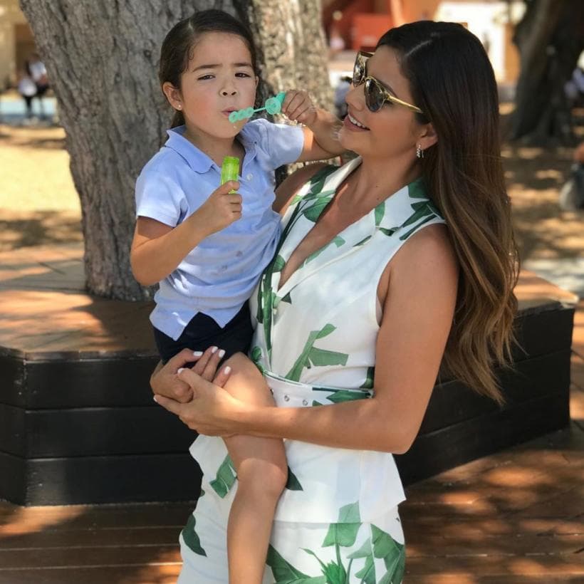 Hace unos meses, al finalizar el ciclo escolar escribió lo siguiente: "Último día de clases, recuerdo el primer día: como yo lloré más de verla a ella llorar. Llegó ese día con su uniforme nuevo, tenis blancos y bien peinada, hoy la recojo toda chorreada, llena de tierra, despeinada y con los zapatos cafés del polvo. Qué bonito es verla crecer", escribió junto a la imagen captada al final de clases.