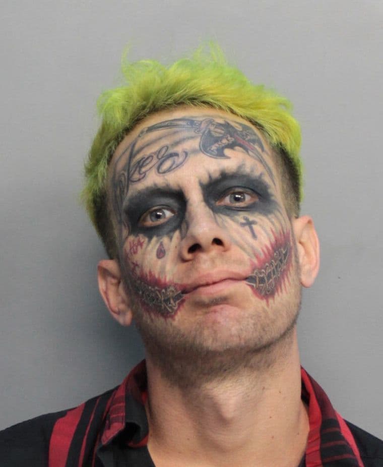 24 de mayo. Detienen a un hombre con apariencia de 'Joker' por apuntar con un arma a conductores en Miami. Lawrence Patrick Sullivan fue arrestado después de que la policía recibiera un llamado de emergencia que alertaba de un hombre con pelo verde y tatuajes en la cara que apuntaba con un arma a los vehículos que pasaban por una avenida de West Kendall.