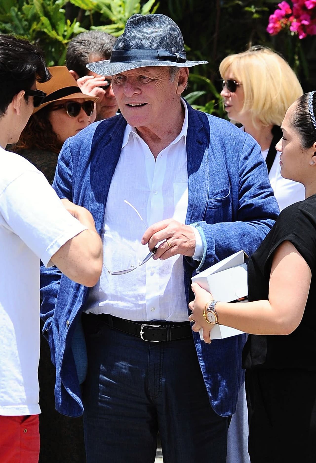 Hopkins parecía muy entretenido con su esposa y un joven.