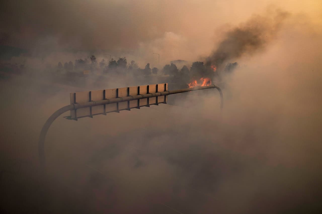 Un "cable de amarre" que unía una línea de telecomunicaciones a un cable de soporte pudo haber golpeado una línea conductora de 12.000 voltios por encima de ella, y haber provocado las chispas iniciales que estallaron las llamas del incendio Silverado en medio de condiciones ventosas, con ráfagas de hasta 60 millas por horas.